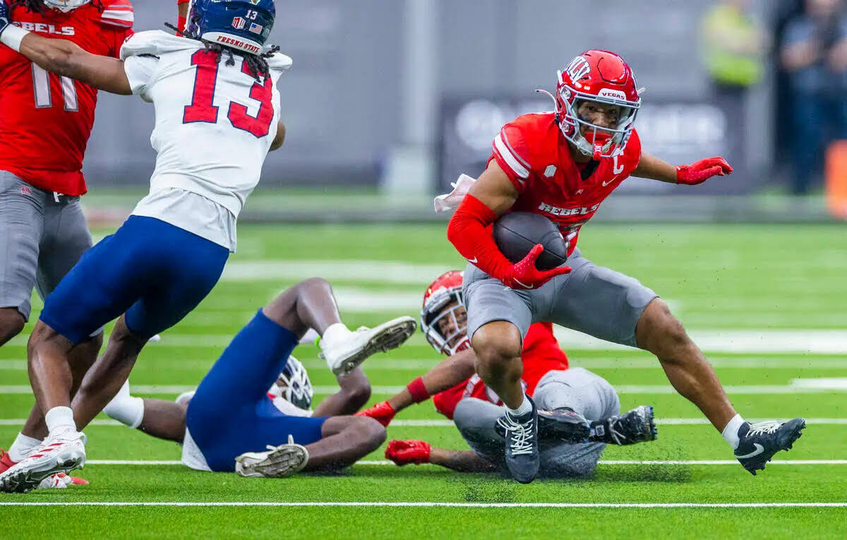 El wide receiver de UNLV, Jacob De Jesús (21), regresa una patada de despeje y corta campo arr ...