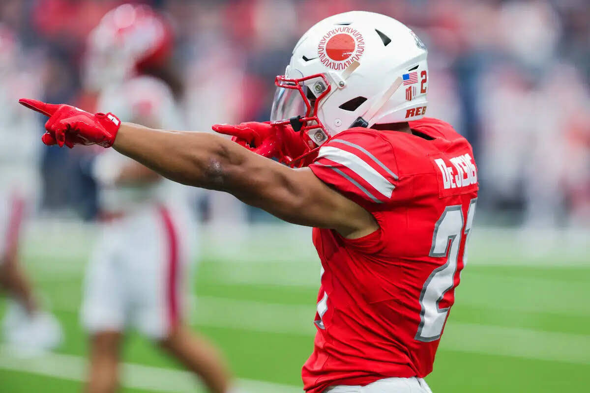 El wide receiver de UNLV, Jacob De Jesús (21), apunta a una zona del público durante un parti ...