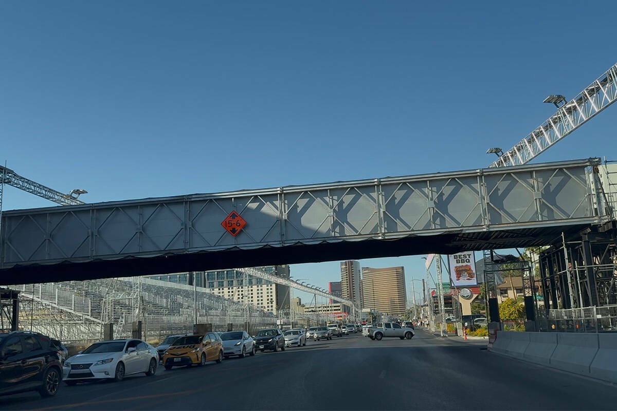 Tráfico en Koval Lane, cerca de Grand Prix Plaza, donde se completa la instalación del alumbr ...