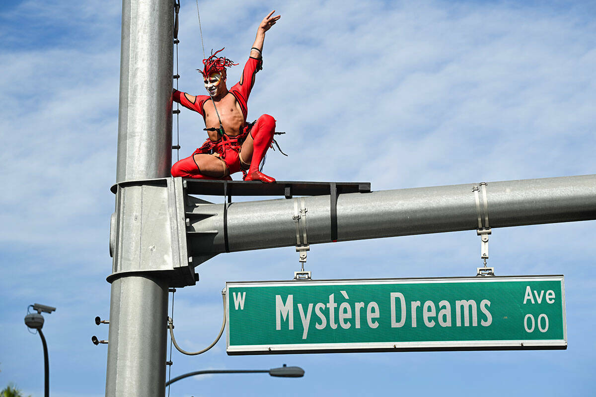 El pájaro rojo de Mystère se posa en la parte superior del letrero ‘Mystère Dreams Ave’ ...