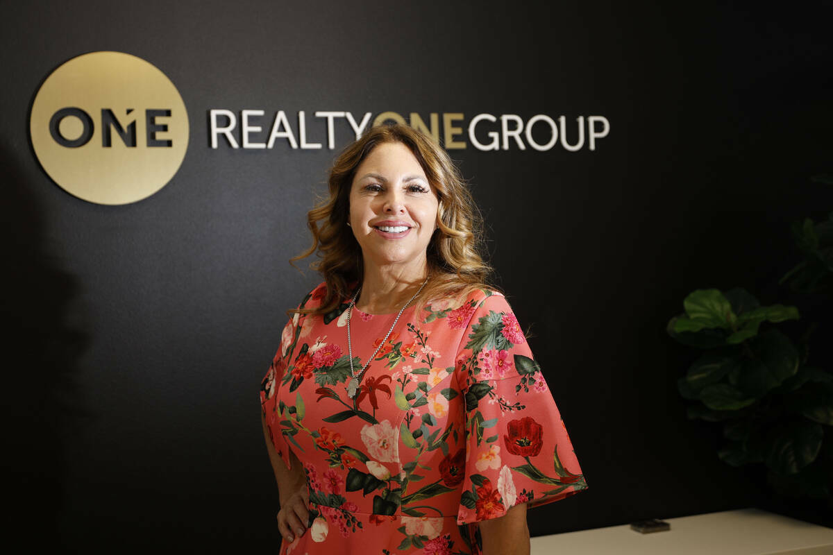 La presidenta de Las Vegas Realtors, Merri Perry, posa para una foto en su oficina en One Realt ...