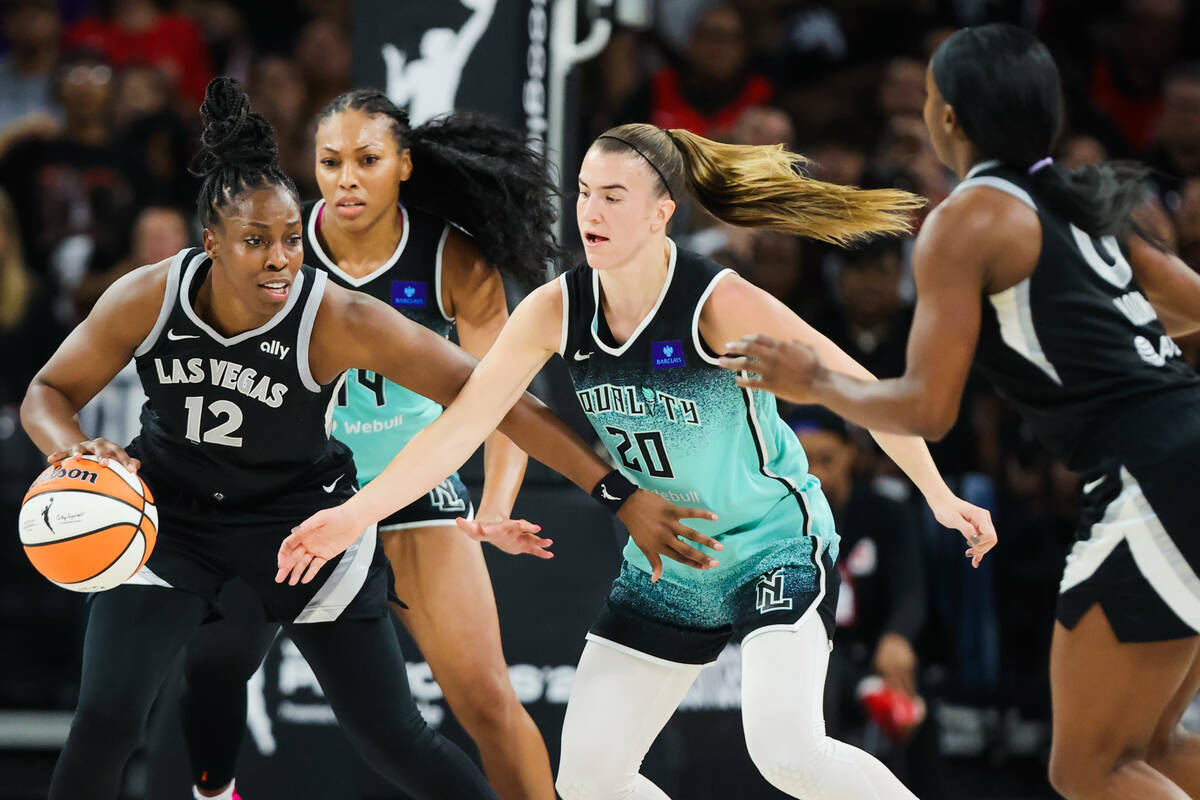 La escolta de las Aces Chelsea Gray (12) mantiene a raya a la escolta de las New York Liberty S ...