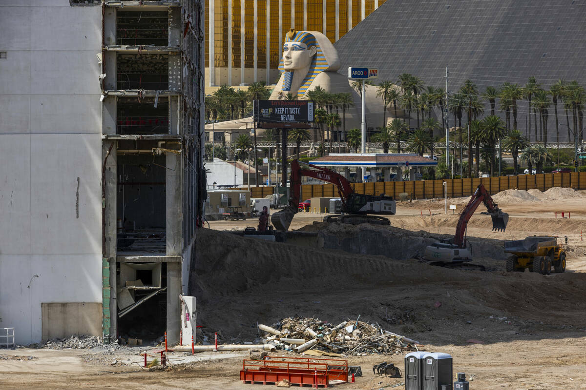 GGG Demolition, Inc. continúa la deconstrucción del Tropicana en preparación para una implos ...