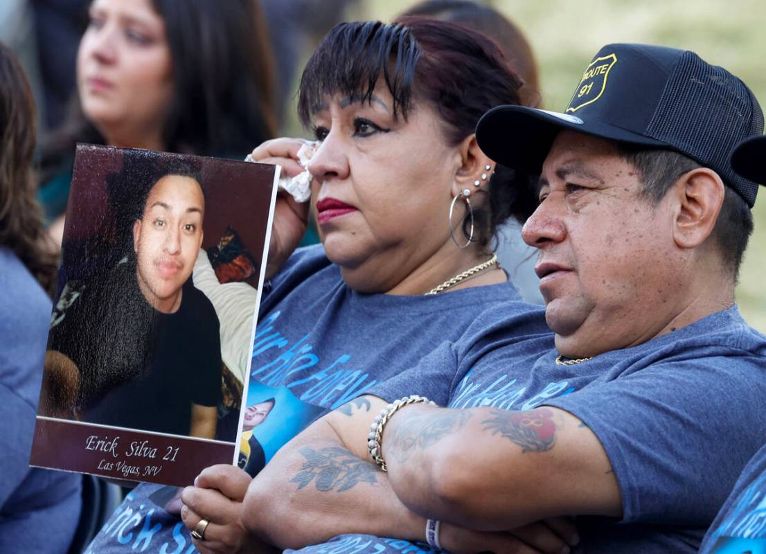 Angélica Cervantes sostiene una fotografía de su hijo Eric Silva, víctima del tiroteo del 1 ...