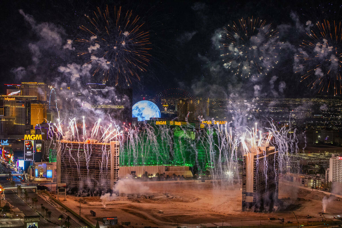 Un espectáculo de fuegos artificiales y drones precede a la implosión del Tropicana a primera ...