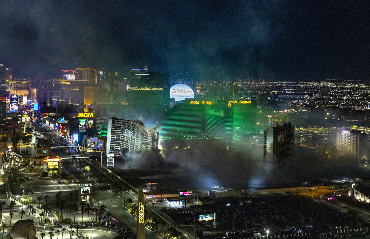 El Tropicana implosiona en la madrugada como se veía desde el Foundation Room en el Mandalay B ...