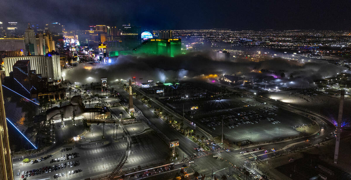 El polvo del Tropicana se extiende después de que implosionara en la madrugada como se veía d ...