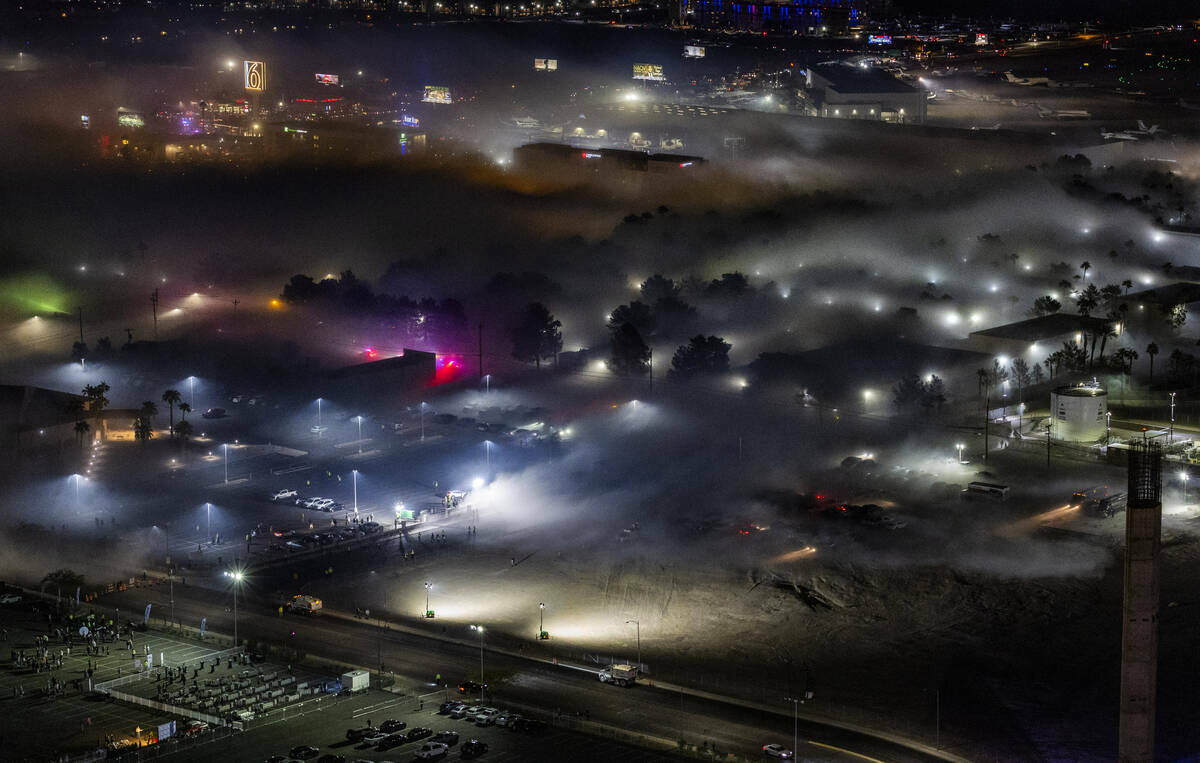 El polvo del Tropicana se extiende después de implosionar en la madrugada como se veía desde ...