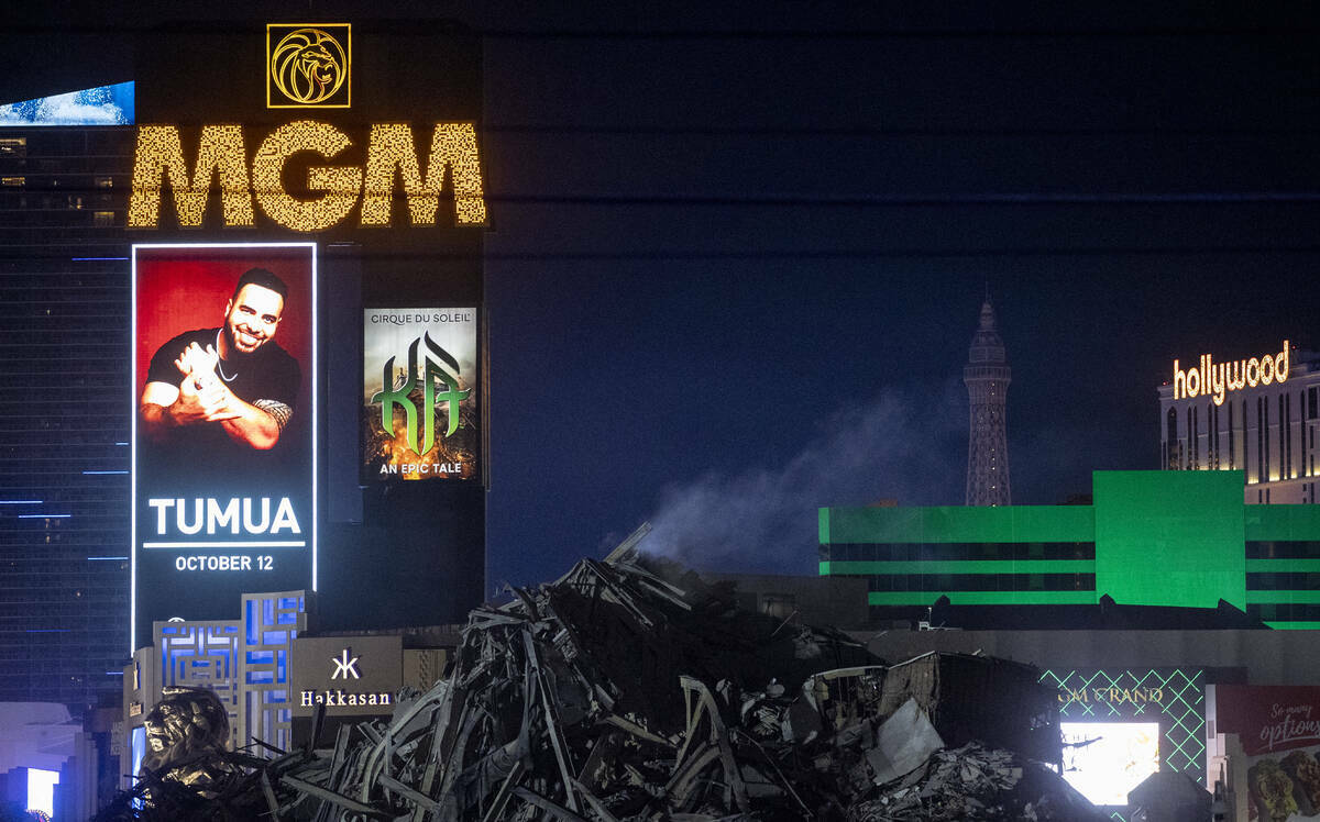 Los escombros del Tropicana continúan ardiendo después de la implosión, el miércoles 9 de o ...