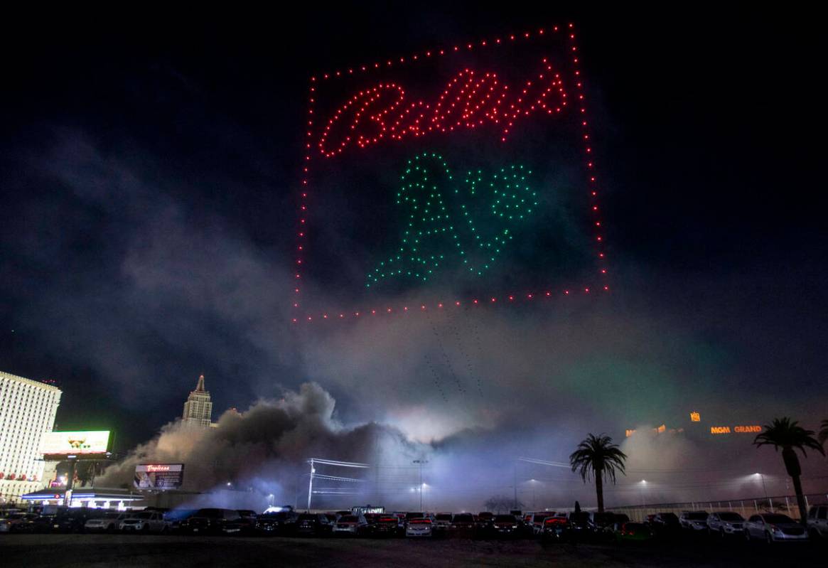 Drones vuelan sobre el humo de los escombros de la implosión de Tropicana, el miércoles 9 de ...