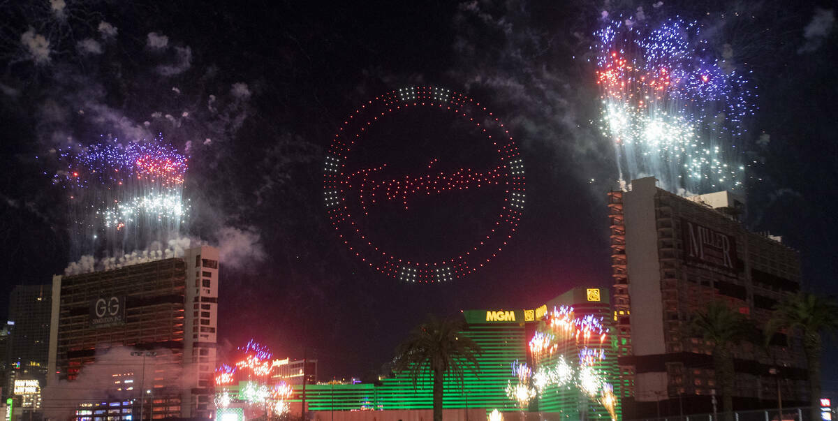 Drones y fuegos artificiales iluminan el cielo antes de la implosión del Tropicana, el miérco ...