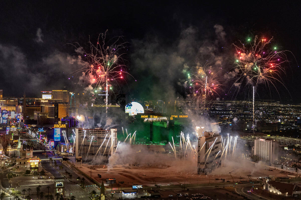 Un espectáculo de fuegos artificiales y drones precede a la implosión del Tropicana a primera ...