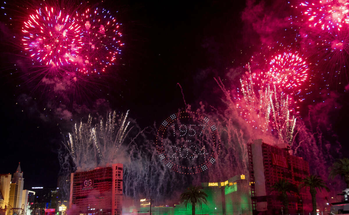 Drones y fuegos artificiales iluminan el cielo antes de la implosión del Tropicana, el miérco ...