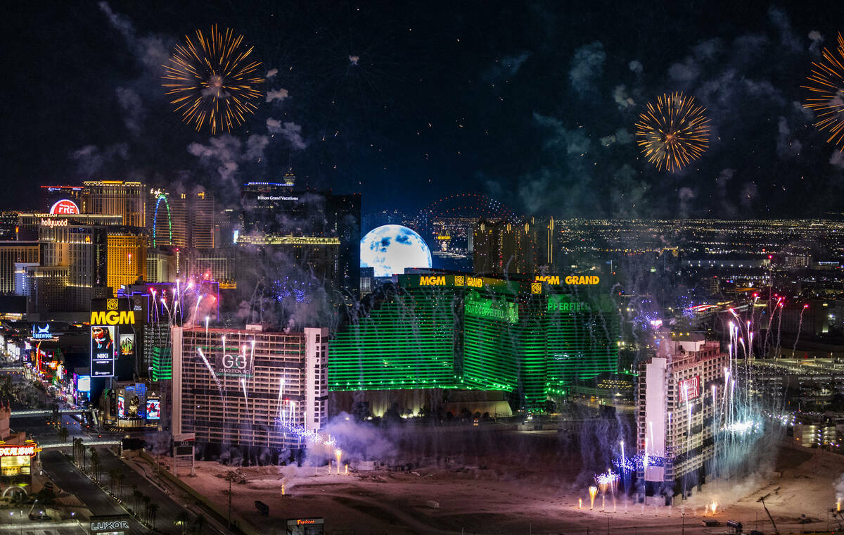 Un espectáculo de fuegos artificiales y drones precede a la implosión del Tropicana a primera ...