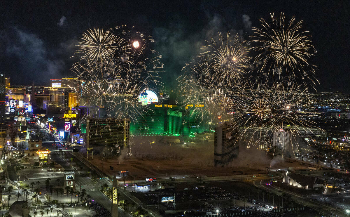 Un espectáculo de fuegos artificiales y drones precede a la implosión del Tropicana a primera ...