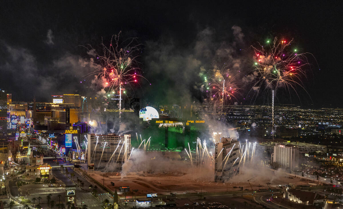 Un espectáculo de fuegos artificiales y drones precede a la implosión del Tropicana a primera ...