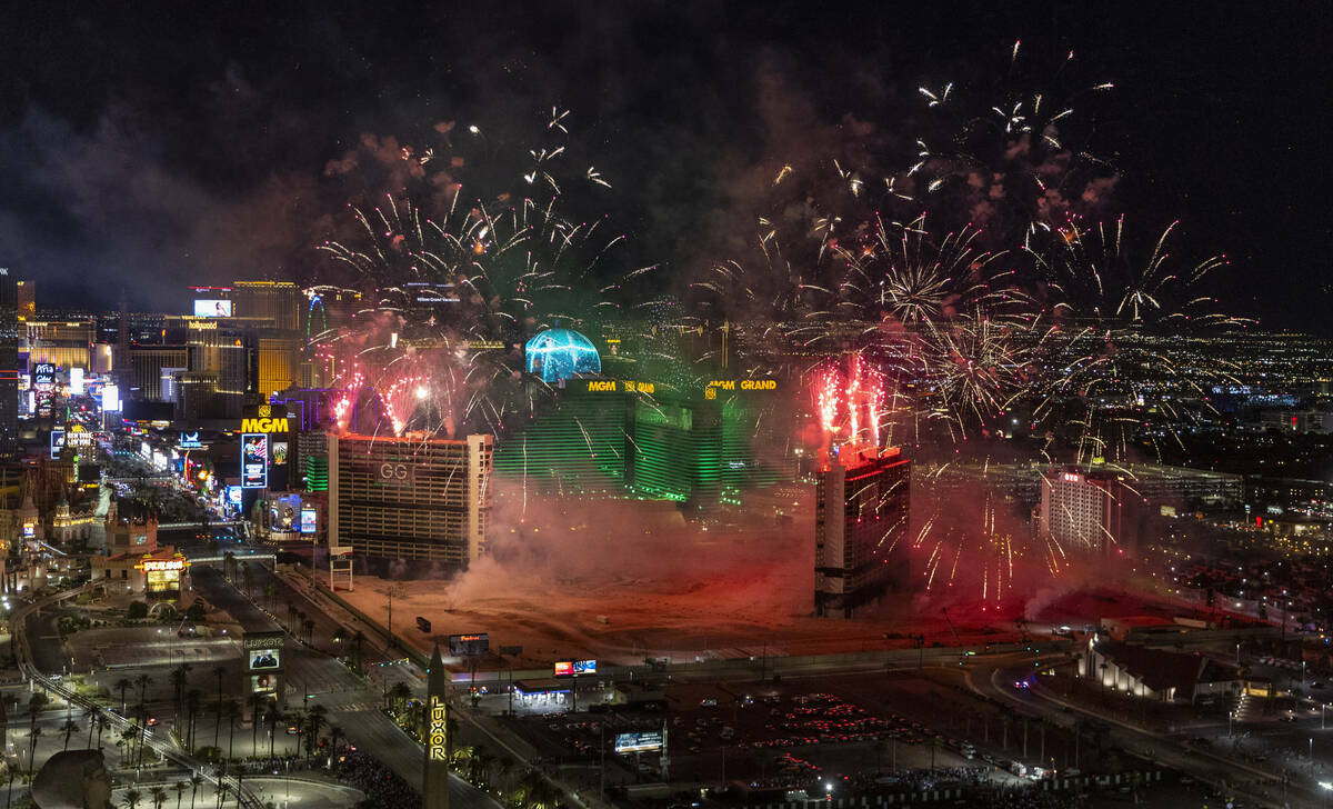 Un espectáculo de fuegos artificiales y drones precede a la implosión del Tropicana a primera ...