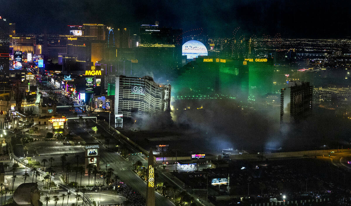 El Tropicana implosiona en la madrugada como se vio desde el Foundation Room en el Mandalay Bay ...