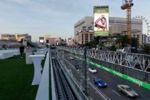 El tráfico avanza por Las Vegas Boulevard visto desde las tribunas del Bellagio Fountain Club ...