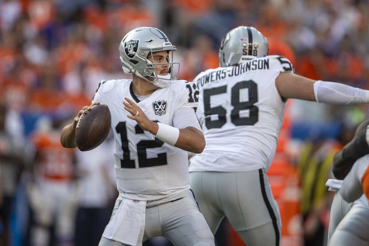 El quarterback de los Raiders Aidan O'Connell (12) se prepara para lanzar durante la segunda mi ...