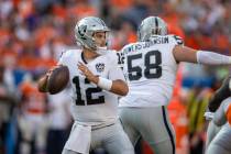 El quarterback de los Raiders Aidan O'Connell (12) se prepara para lanzar durante la segunda mi ...