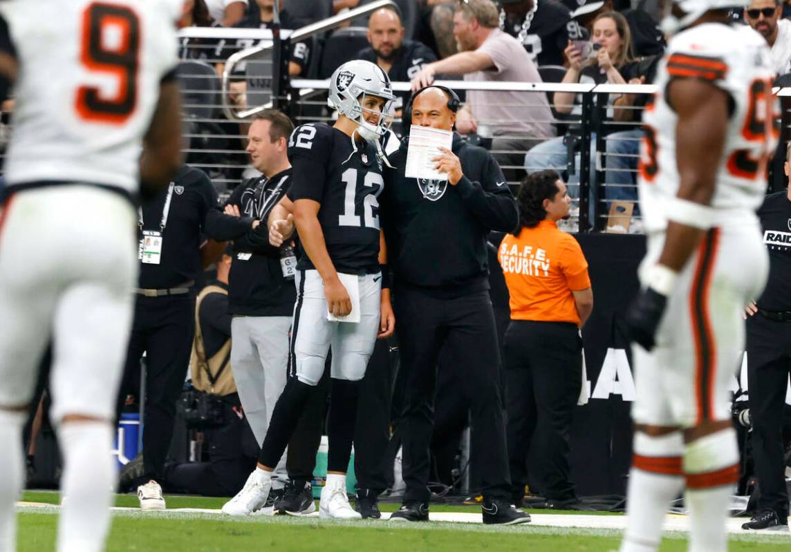 El entrenador de los Raiders Antonio Pierce habla con el quarterback Aidan O'Connell (12) en la ...