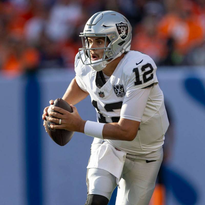 El quarterback de los Raiders Aidan O'Connell (12) corre con el balón durante la segunda mitad ...