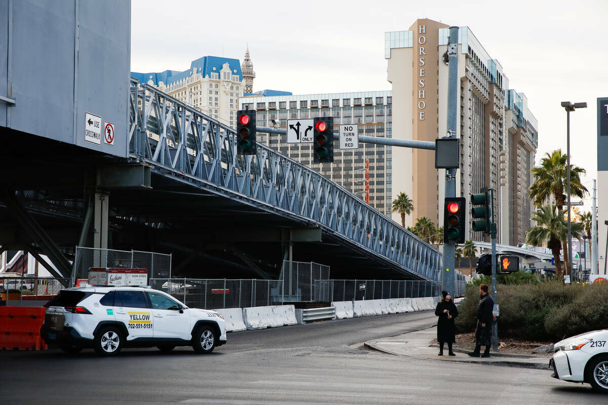 Un puente entre las intersecciones de Flamingo Road y Koval Lane se construyó para el Gran Pre ...