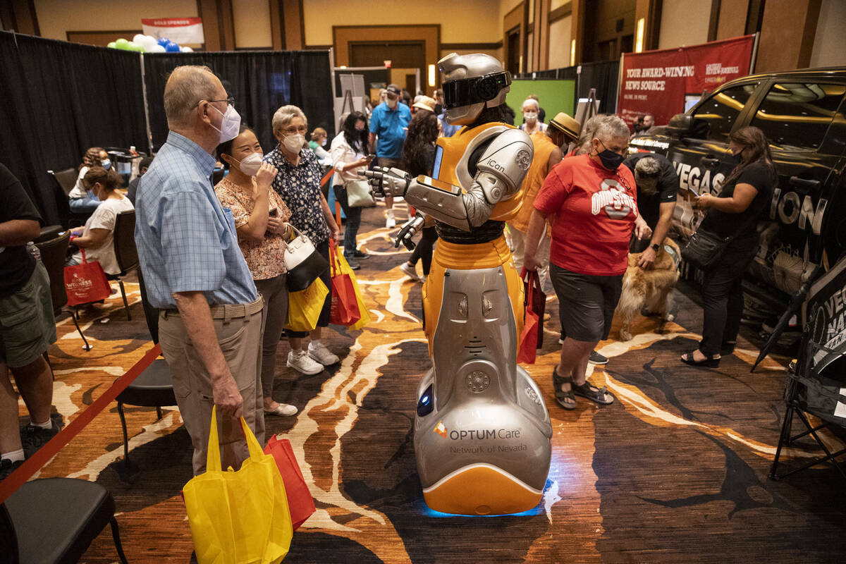 Personas asisten a la Aging Wellness Expo en el hotel-casino Red Rock, en Las Vegas, el sábado ...