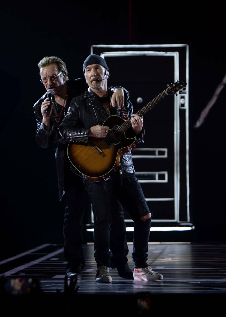 Bono, a la izquierda, y The Edge interpretan ‘Tryin' to Throw Your Arms Around the World’ d ...