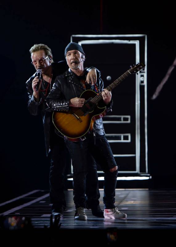 Bono, a la izquierda, y The Edge interpretan ‘Tryin' to Throw Your Arms Around the World’ d ...