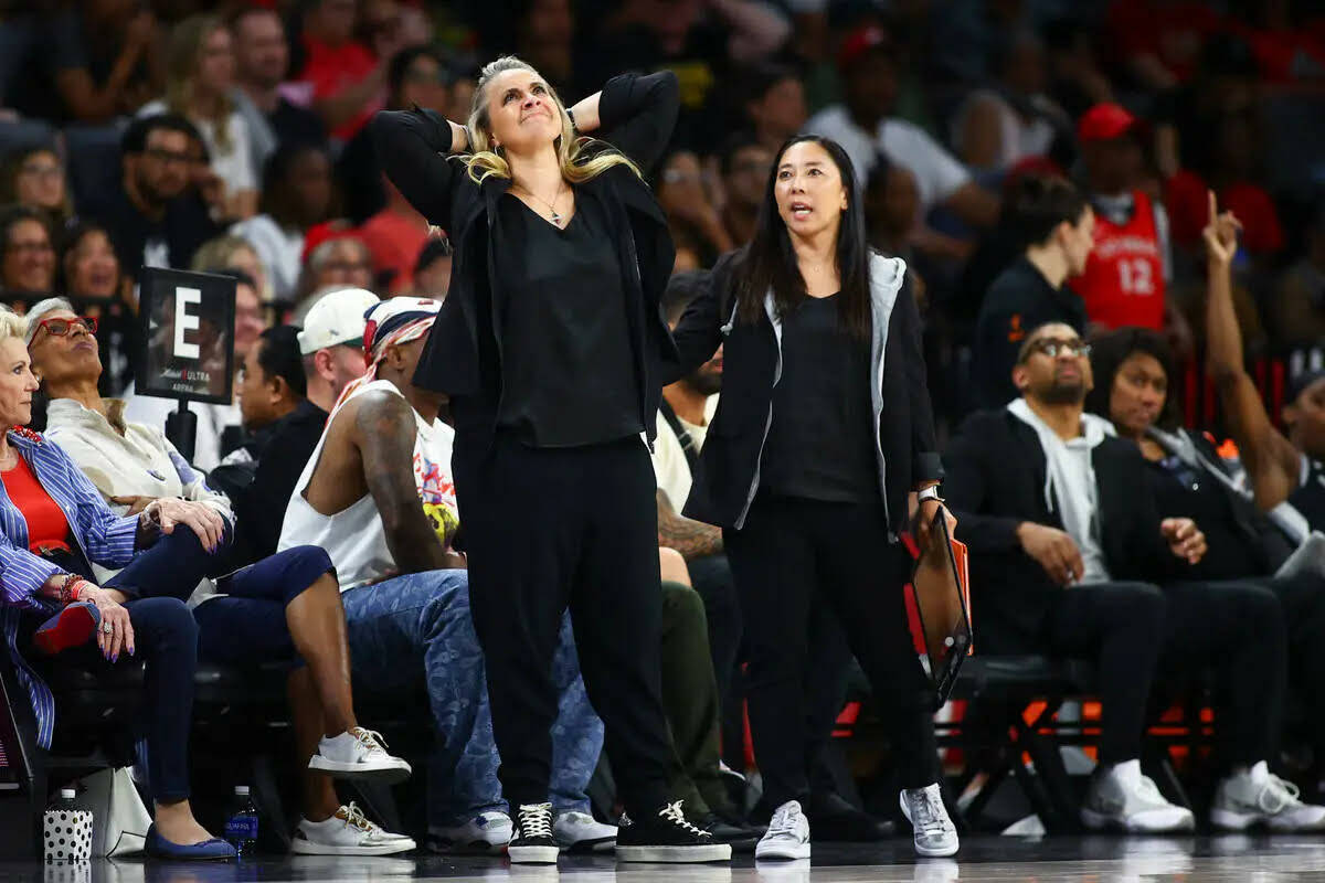 La entrenadora en jefe de Las Vegas Aces, Becky Hammon (izquierda), y la entrenadora asistente, ...