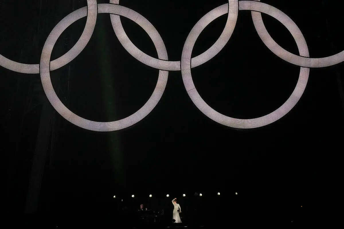 Celine Dion actuando en París, Francia, durante la ceremonia de apertura de los Juegos Olímpi ...