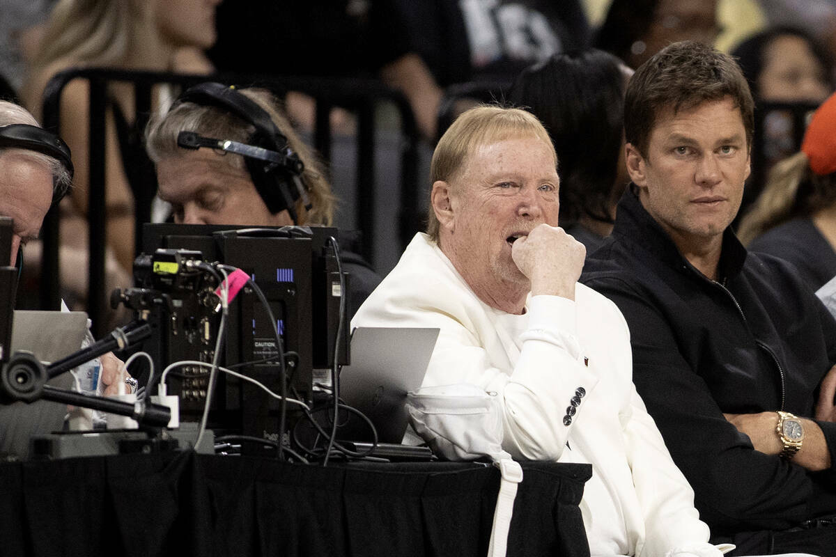 El propietario de Las Vegas Aces, Mark Davis, a la izquierda, se sienta junto a la superestrell ...