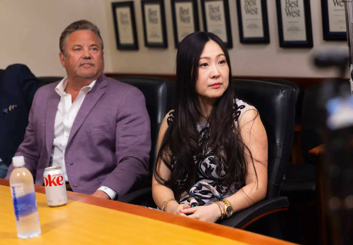 Michelle Chen, a la derecha, y Mike Chernine observan durante un focus group de electores indec ...