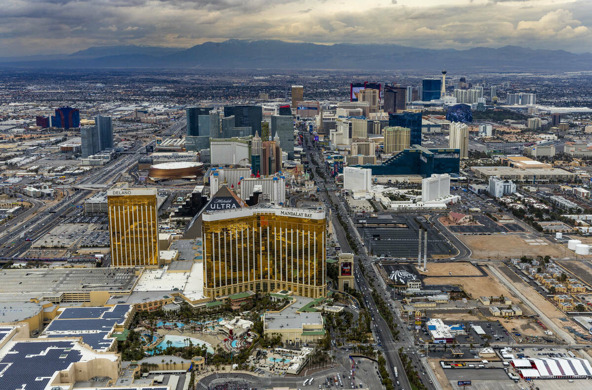 Enormes hoteles-casinos a lo largo del Strip de Las Vegas vistos el viernes 9 de febrero de 202 ...