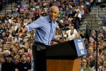 El expresidente Barack Obama habla durante un mitin de campaña en apoyo a la candidata preside ...