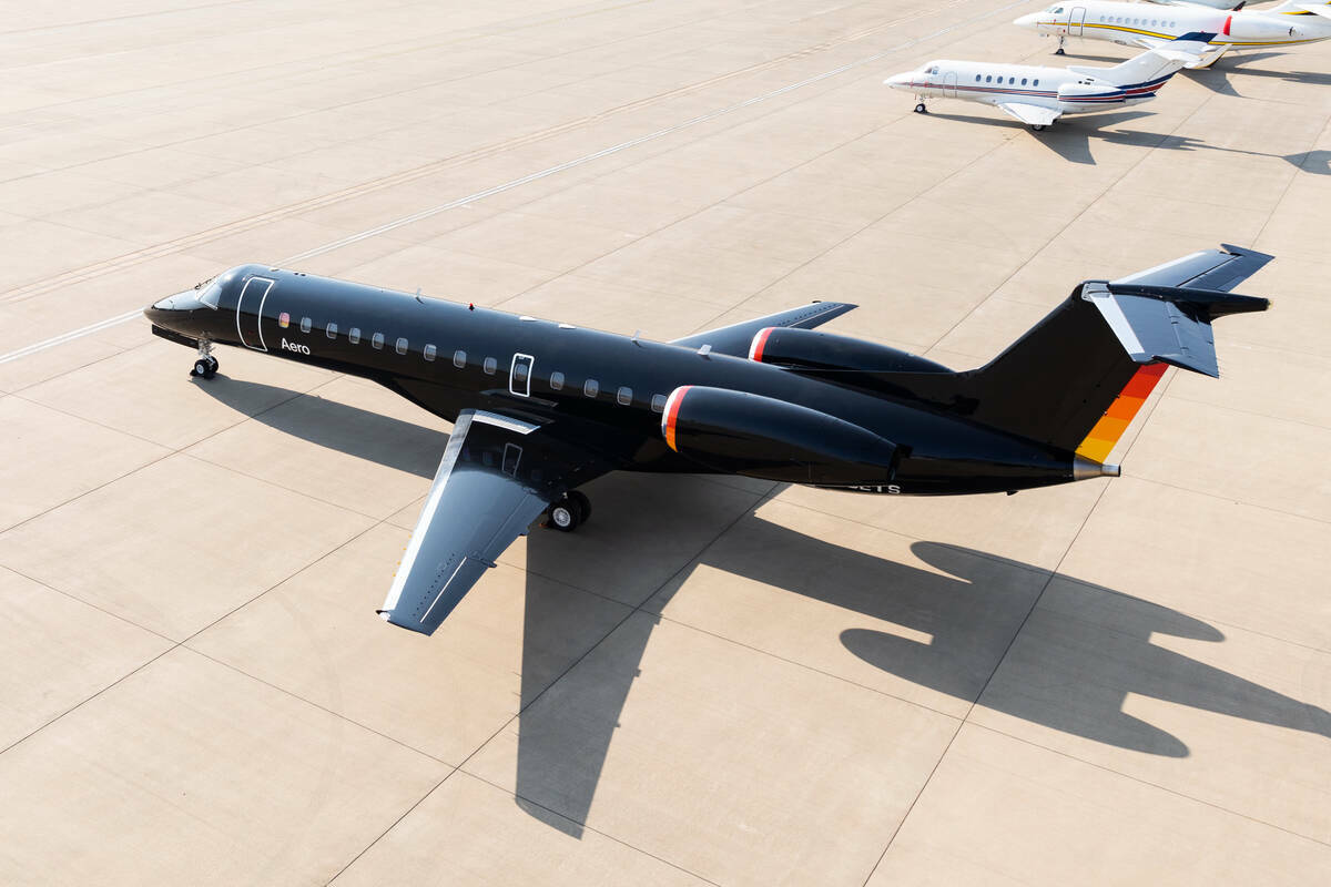 Los elegantes aviones bimotores Embraer EJR135 negros de Aero llegarán y saldrán de terminale ...