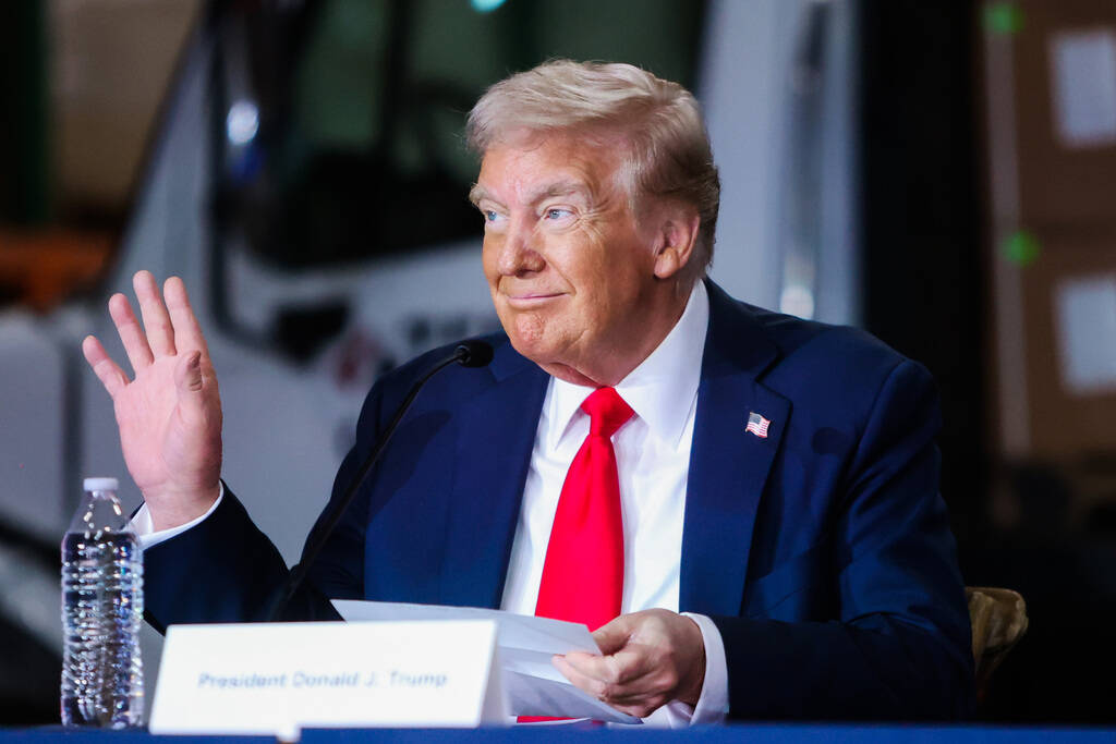 El candidato presidencial republicano y expresidente Donald Trump durante una mesa redonda sobr ...