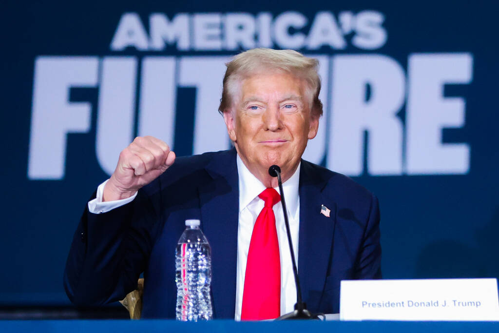 El candidato presidencial republicano y expresidente Donald Trump durante una mesa redonda sobr ...