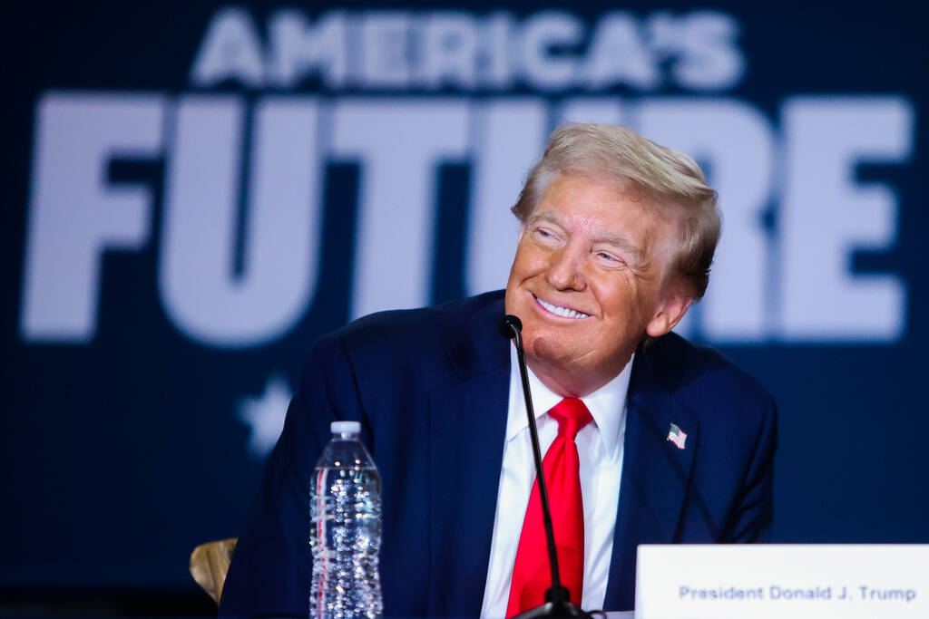 El candidato presidencial republicano y expresidente Donald Trump durante una mesa redonda sobr ...