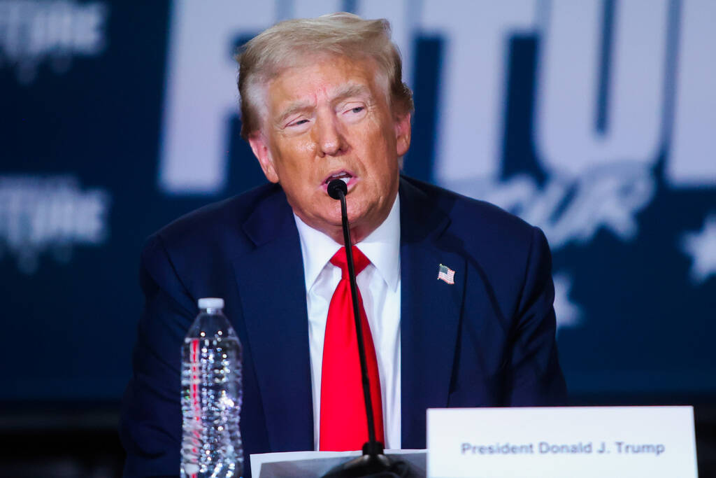 El candidato presidencial republicano y expresidente Donald Trump durante una mesa redonda sobr ...