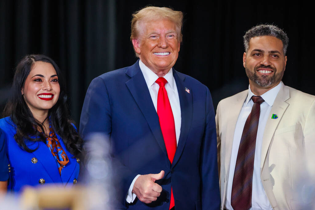 El candidato presidencial republicano y expresidente Donald Trump durante una mesa redonda sobr ...