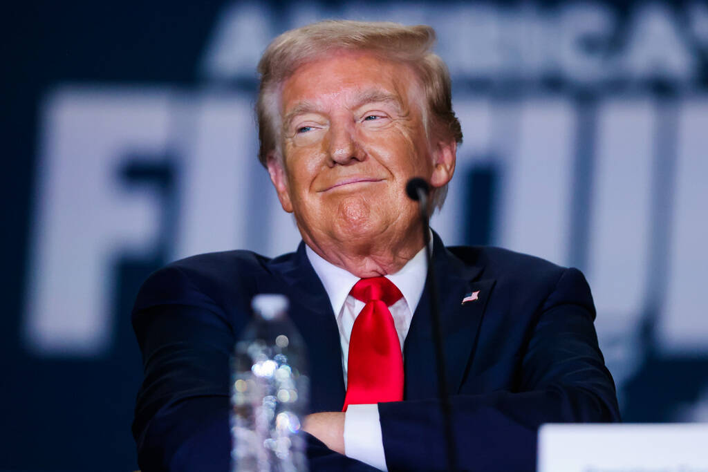 El candidato presidencial republicano y expresidente Donald Trump durante una mesa redonda sobr ...