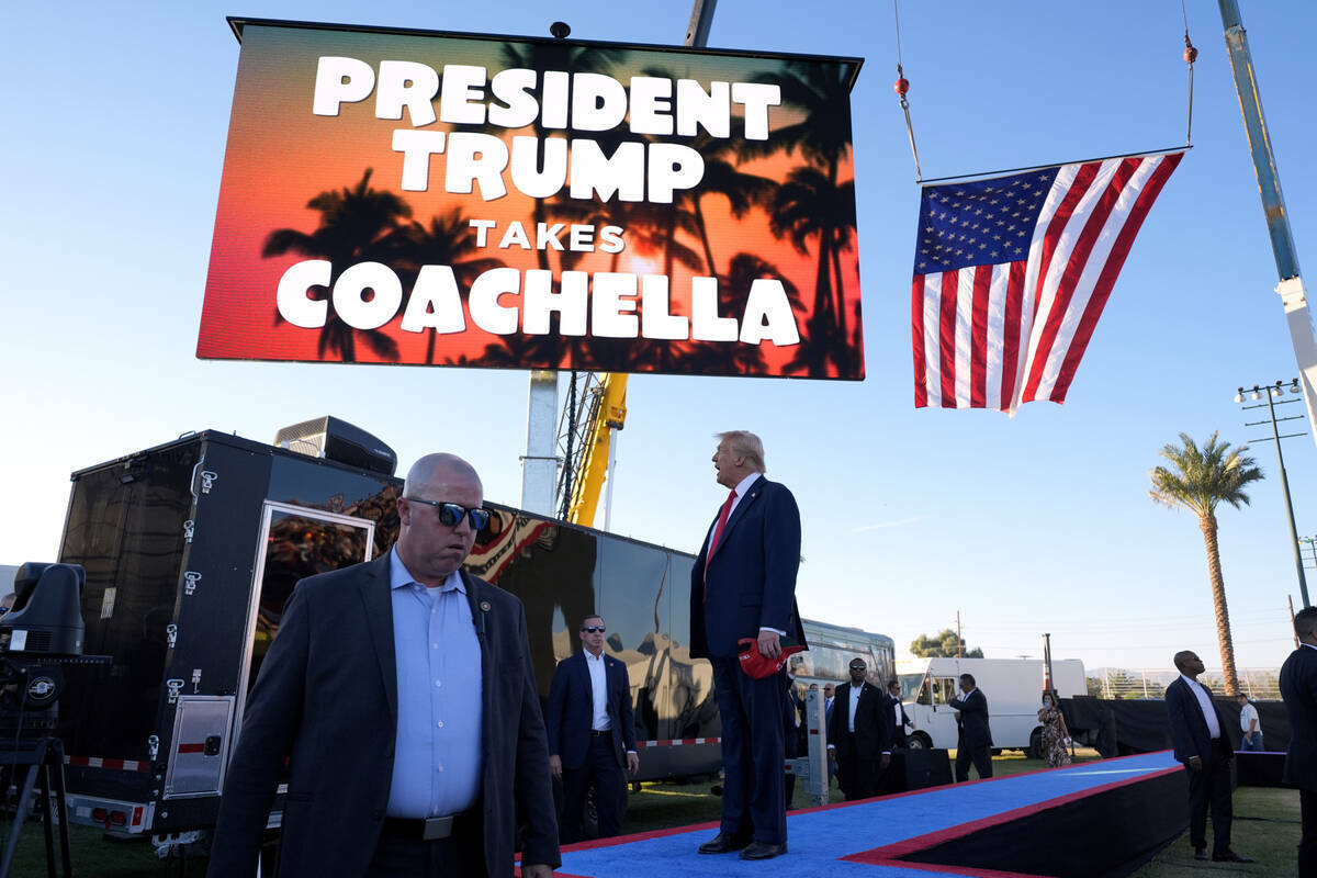 El candidato presidencial republicano, el expresidente Donald Trump, llega para hablar en un mi ...