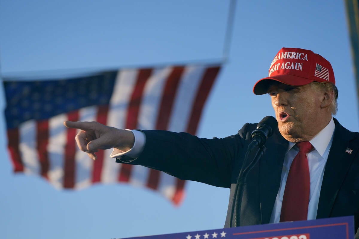 El expresidente Donald Trump, candidato presidencial republicano, habla en un mitin de campaña ...