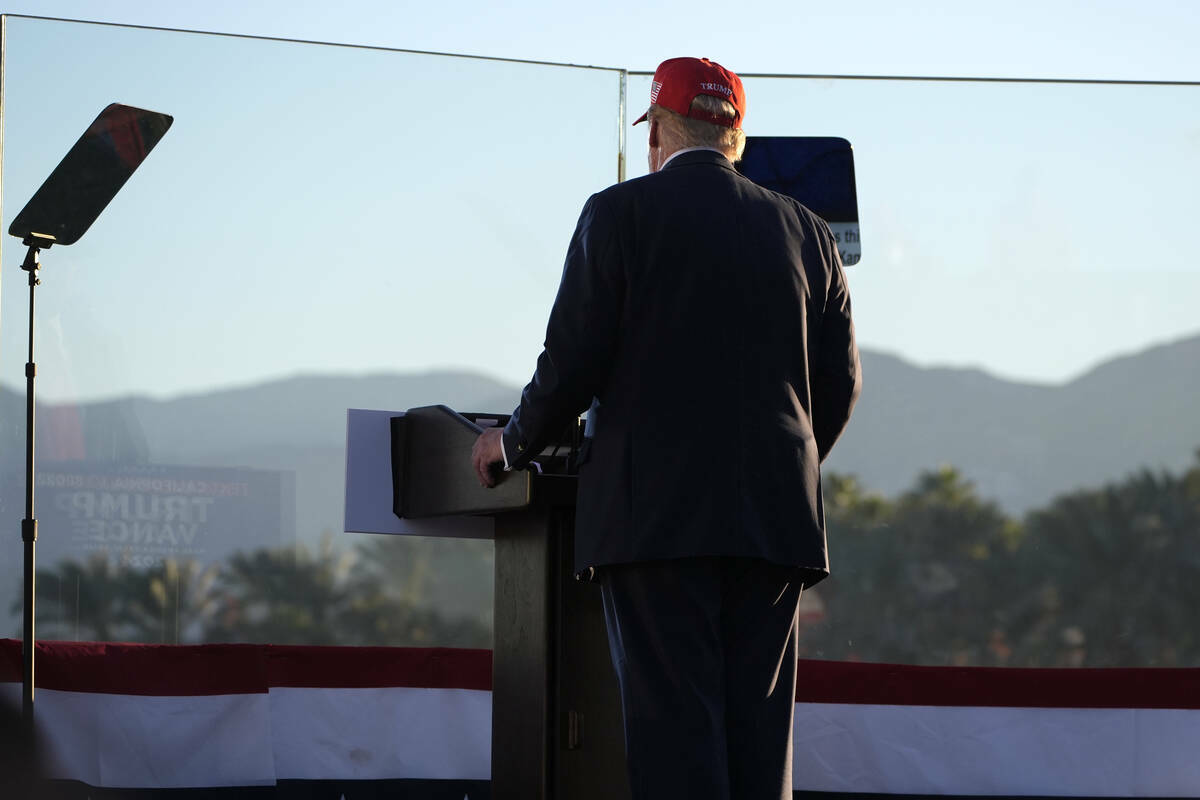 El expresidente Donald Trump, candidato presidencial republicano, habla en un mitin de campaña ...