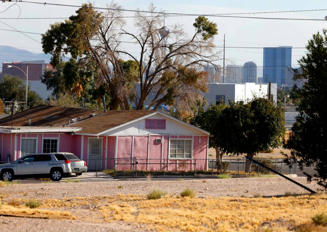 Una casa en la comunidad de Windsor Park, en la esquina de las avenidas Jeffrey y Constance, el ...