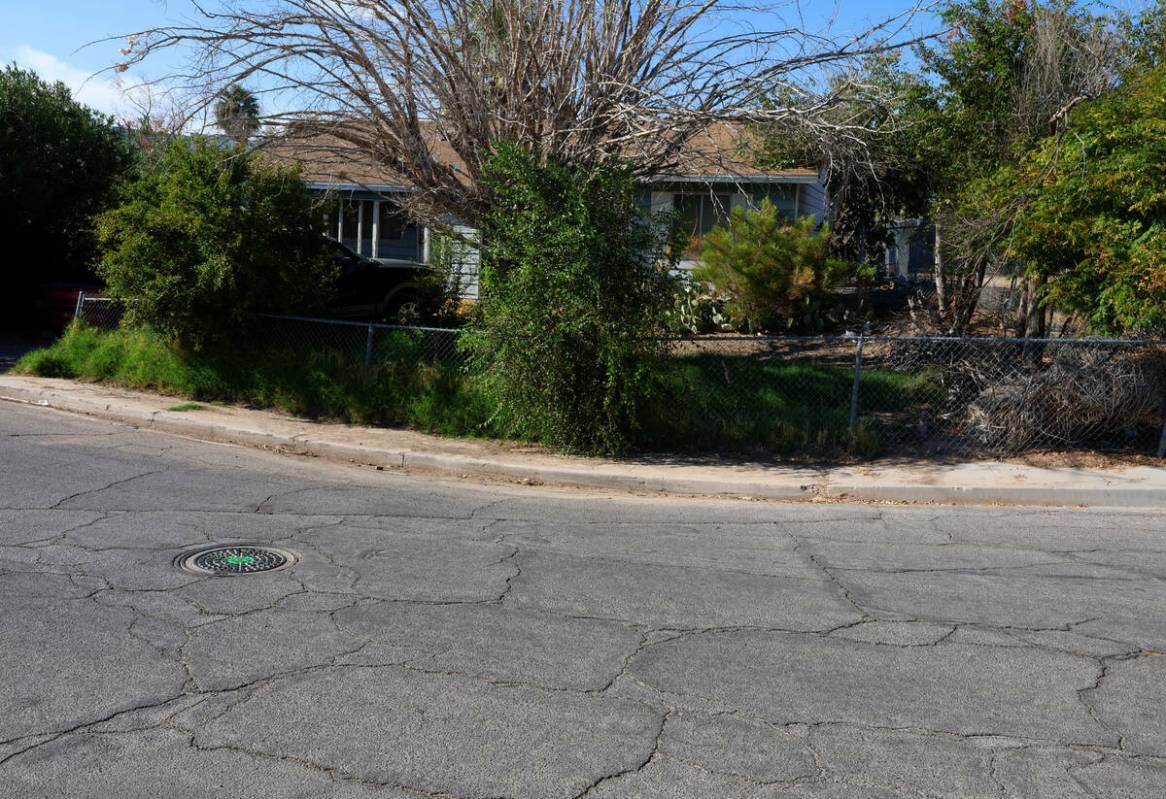 Una casa cerca de la calle hundida en la comunidad de Windsor Park, fotografiada el jueves 10 d ...