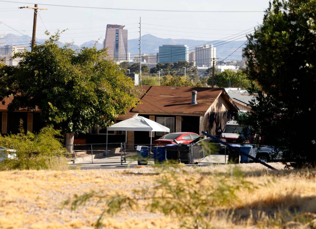 Una casa en la comunidad de Windsor Park, en la esquina de las avenidas Jeffrey y Constance, el ...